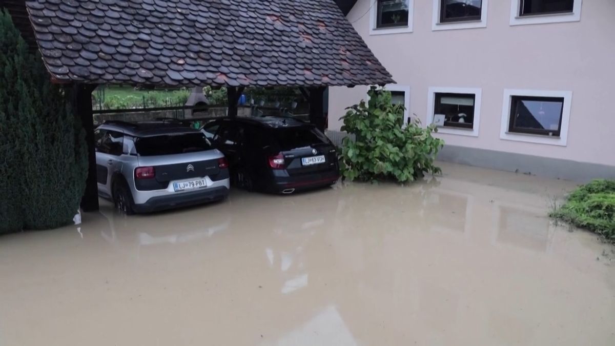 Povodně ve Slovinsku zabíjely, přívalové deště drtí také Rakousko